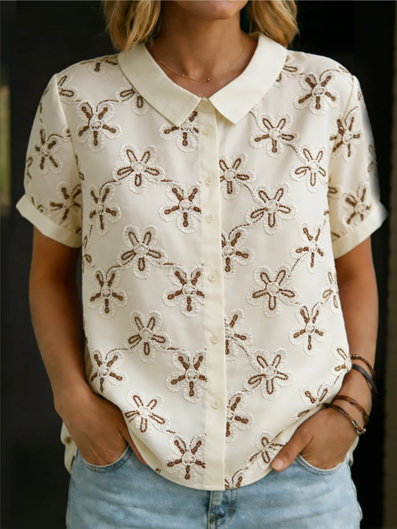 Maaike – Blouse met kraag en bloemen